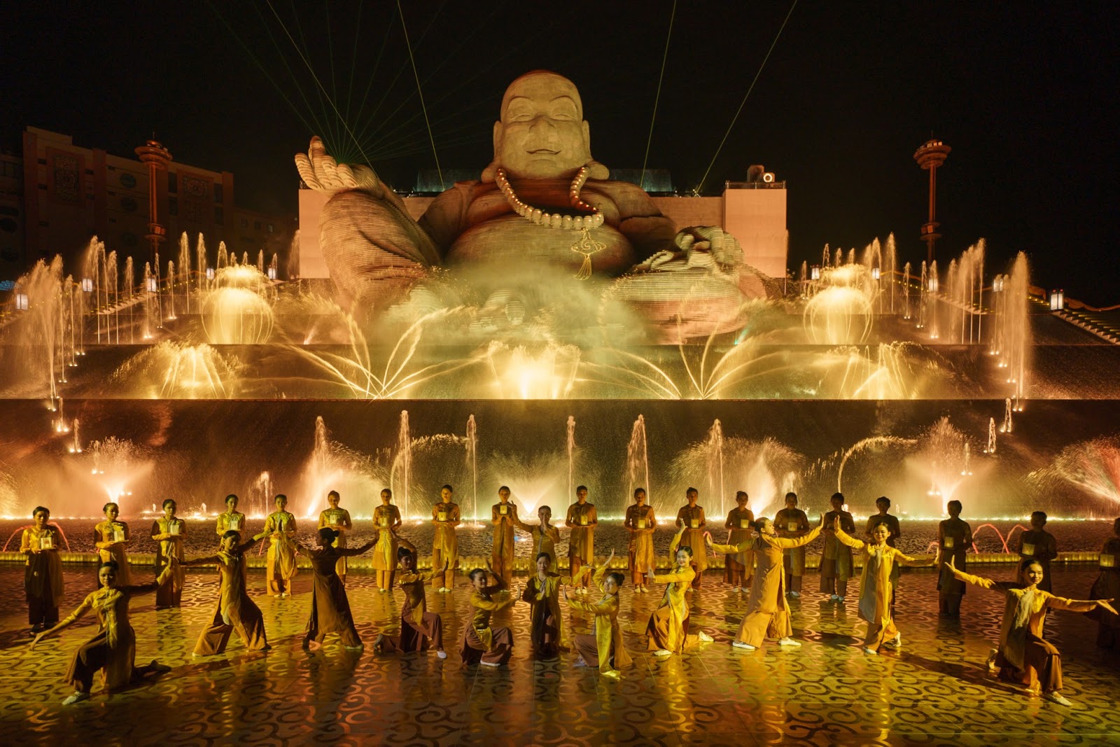 Quảng trường bừng sáng trong show nhạc nước.