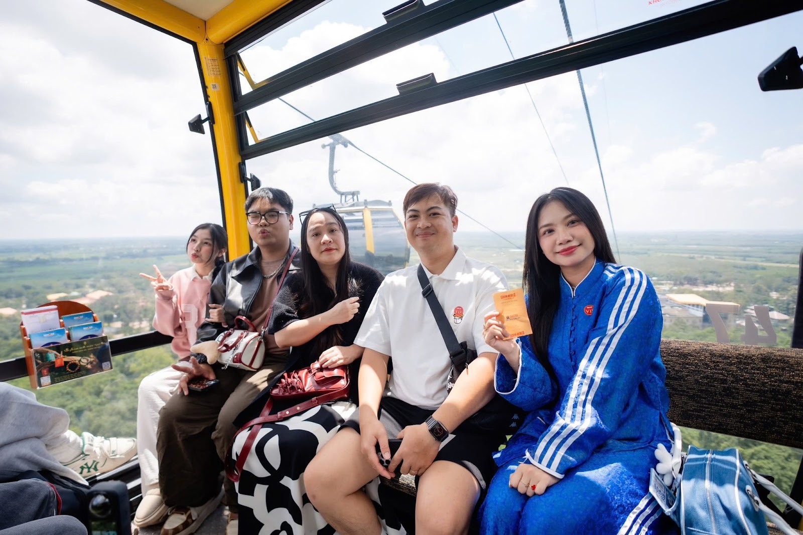 Trải nghiệm cáp treo Sun World Ba Den Moutain để ngắm nhìn vẻ đẹp hoang sơ của thiên nhiên Tây Ninh.