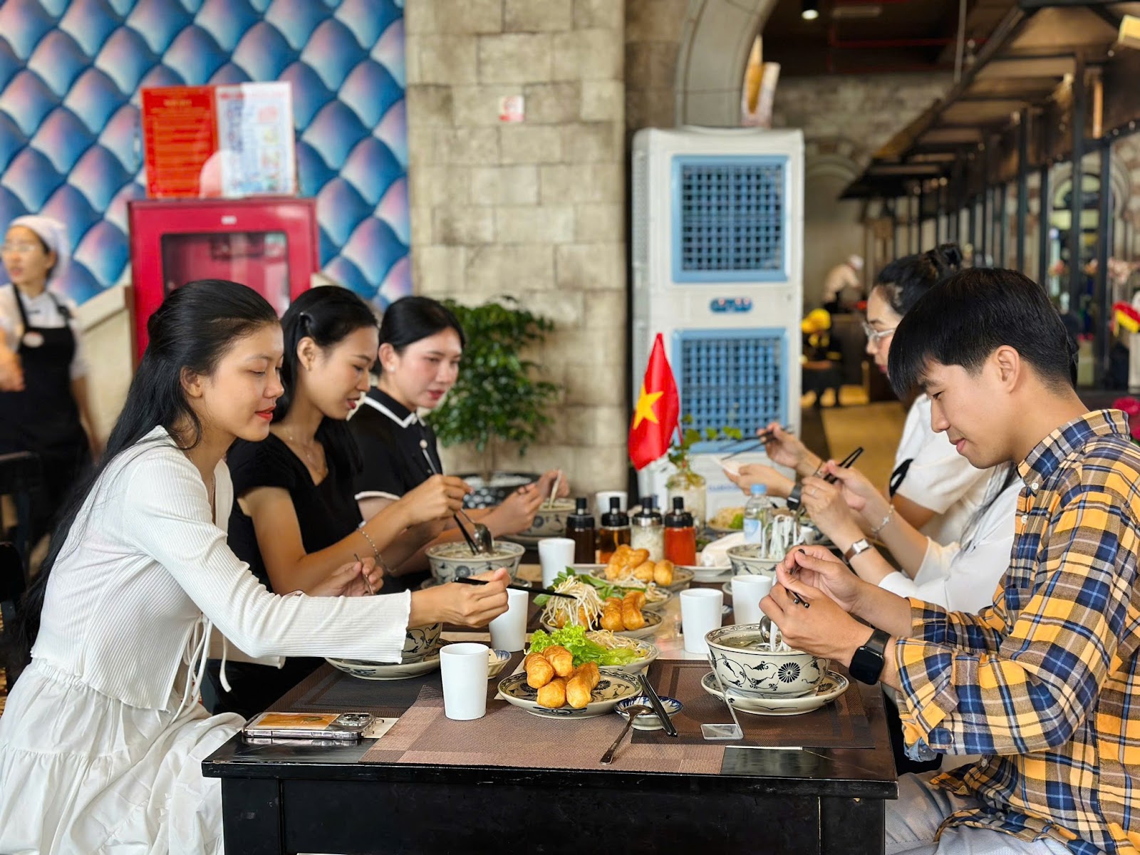 Với mức giá vừa tầm, mọi du khách nên một lần trải nghiệm thử hương vị quê hương tại nhà hàng Sol Kitchen.