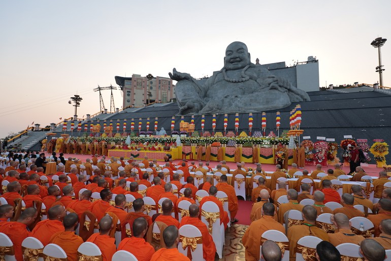 Lễ vía Đức Phật Di Lặc được tổ chức long trọng.