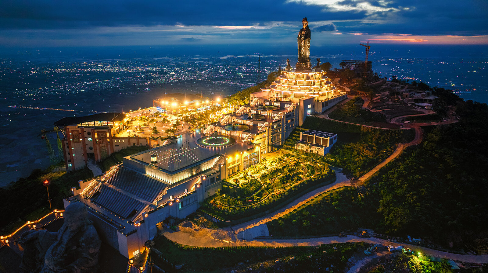 Núi Bà Đen lung linh về đêm.