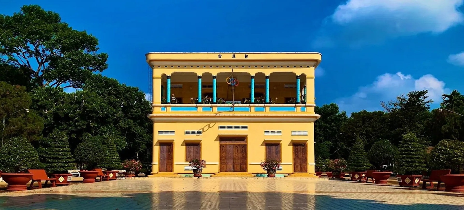 Trí Huệ Cung với màu vàng chủ đạo