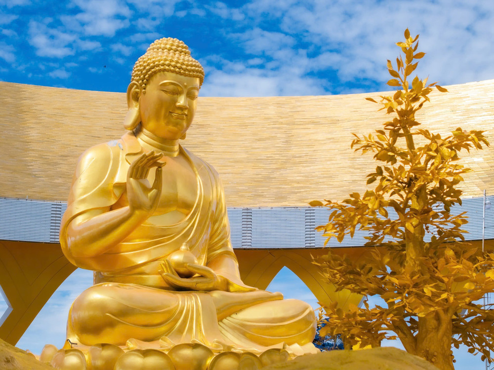 Tượng phật Câu Na Hàm Mâu Ni dát vàng.