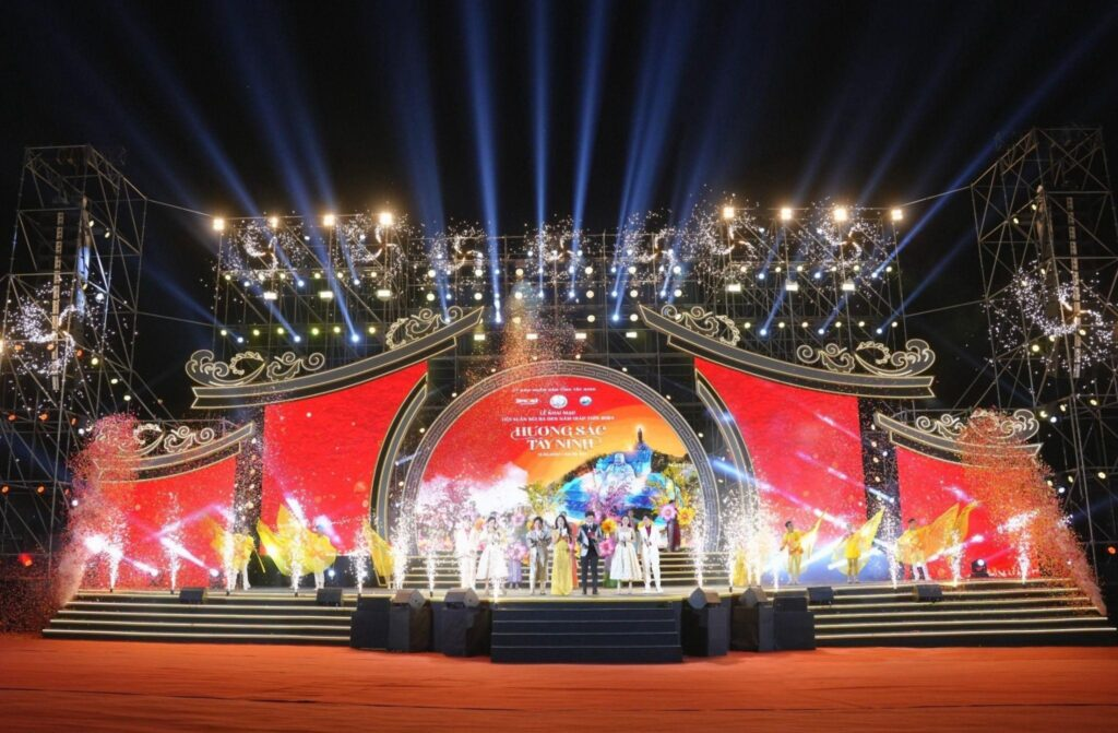 Chương trình nghệ thuật mở màn với nhiều tiết mục văn nghệ.