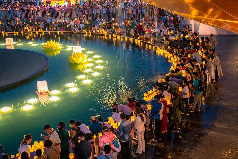 Dòng người dâng hoa tại hội xuân núi Bà Đen. 