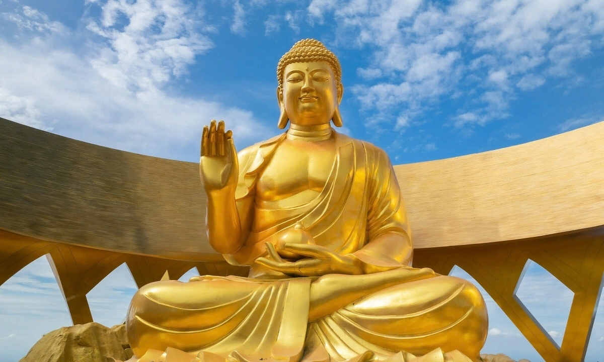 Sắc vàng của tượng phật Câu Na Hàm Mâu Ni trên đỉnh núi. 