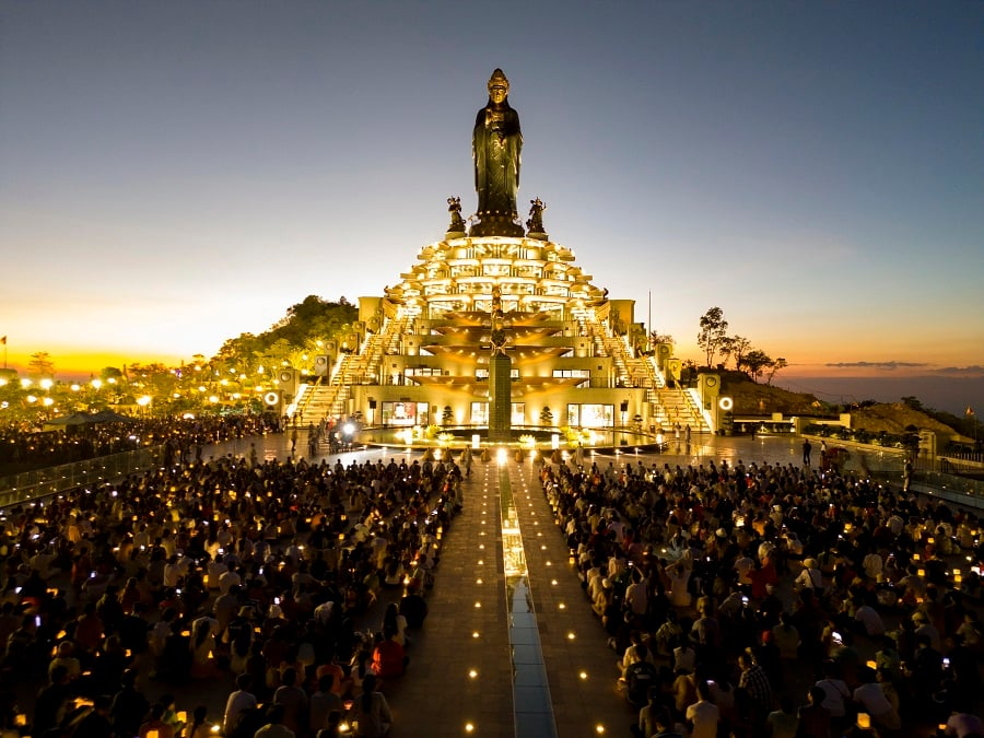 Toàn cảnh dâng hoa trước tượng Phật Bà Tây Bổ Đà Sơn.