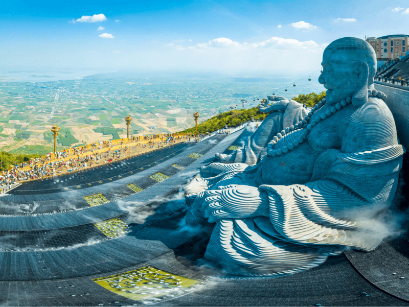 Bức tượng Đức phật Di Lặc mỉm cười trên núi Bà Đen.