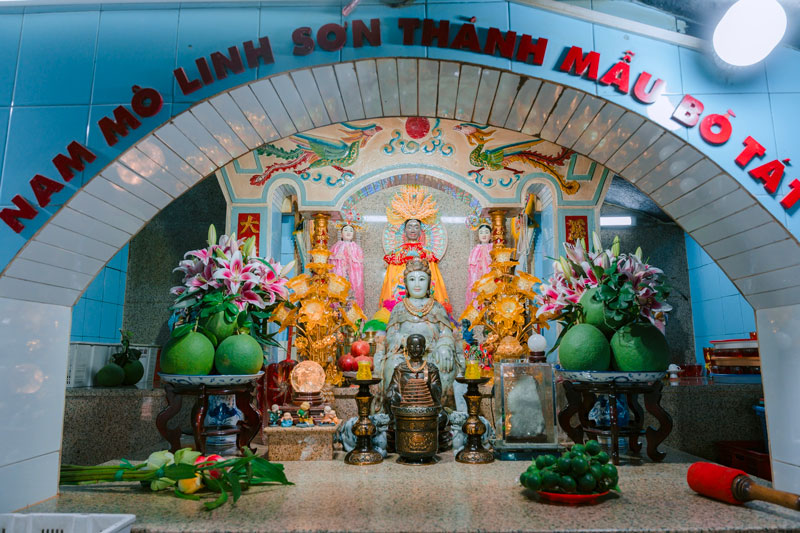 Khu vực thờ Linh Sơn Thánh Mẫu.