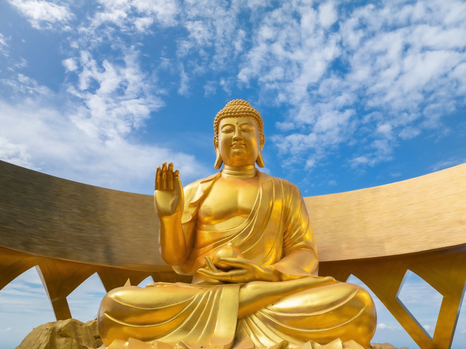 Tượng Câu Na Hàm Mâu ni trên đỉnh núi Bà Đen.