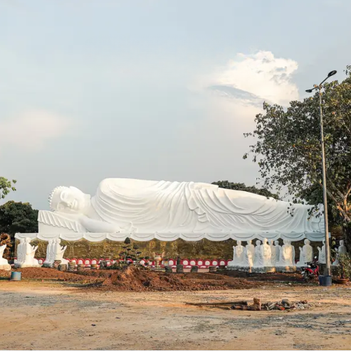 Tượng Phật nhập Niết bàn dài 25m để du khách khám phá.