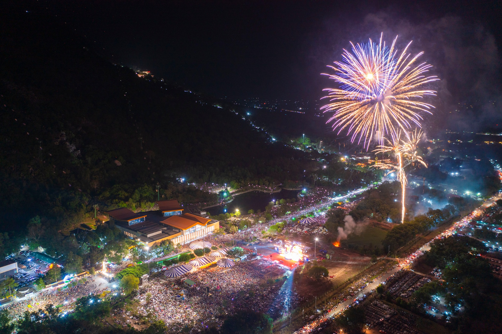 Bắn pháo hoa rực rỡ chào mừng lễ hội.