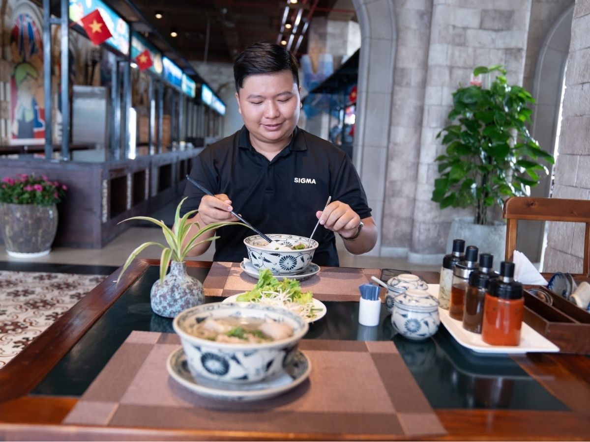 Cách sắp xếp bàn ghế tại đây rất linh hoạt, phù hợp với nhiều quy mô nhóm khách khác nhau.