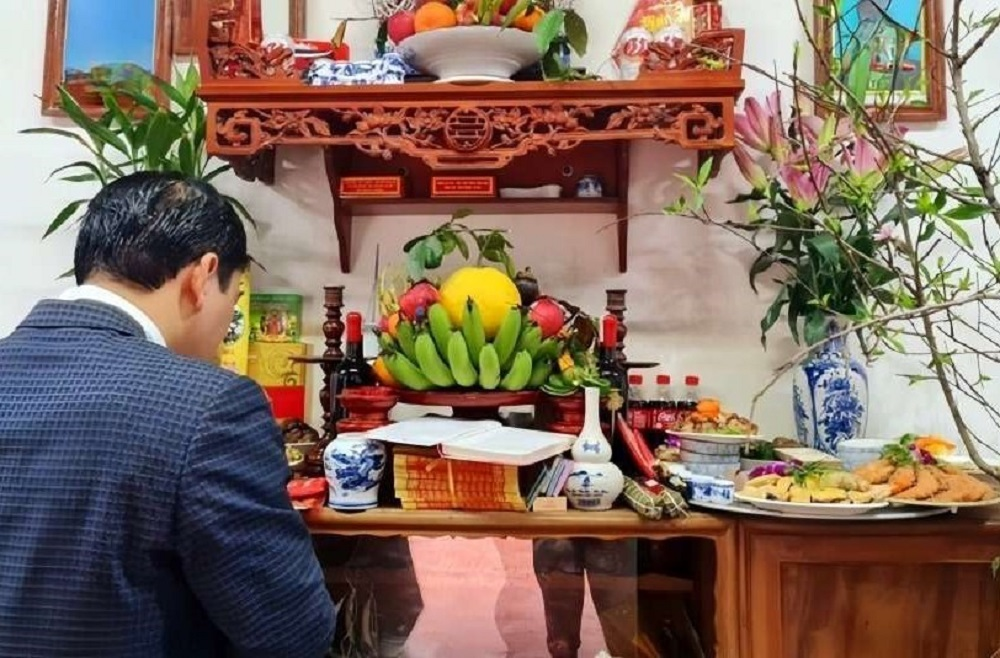 Các thành viên cần thể hiện thái độ nghiêm trang và cầu nguyện thành tâm khi đọc văn khấn giao thừa