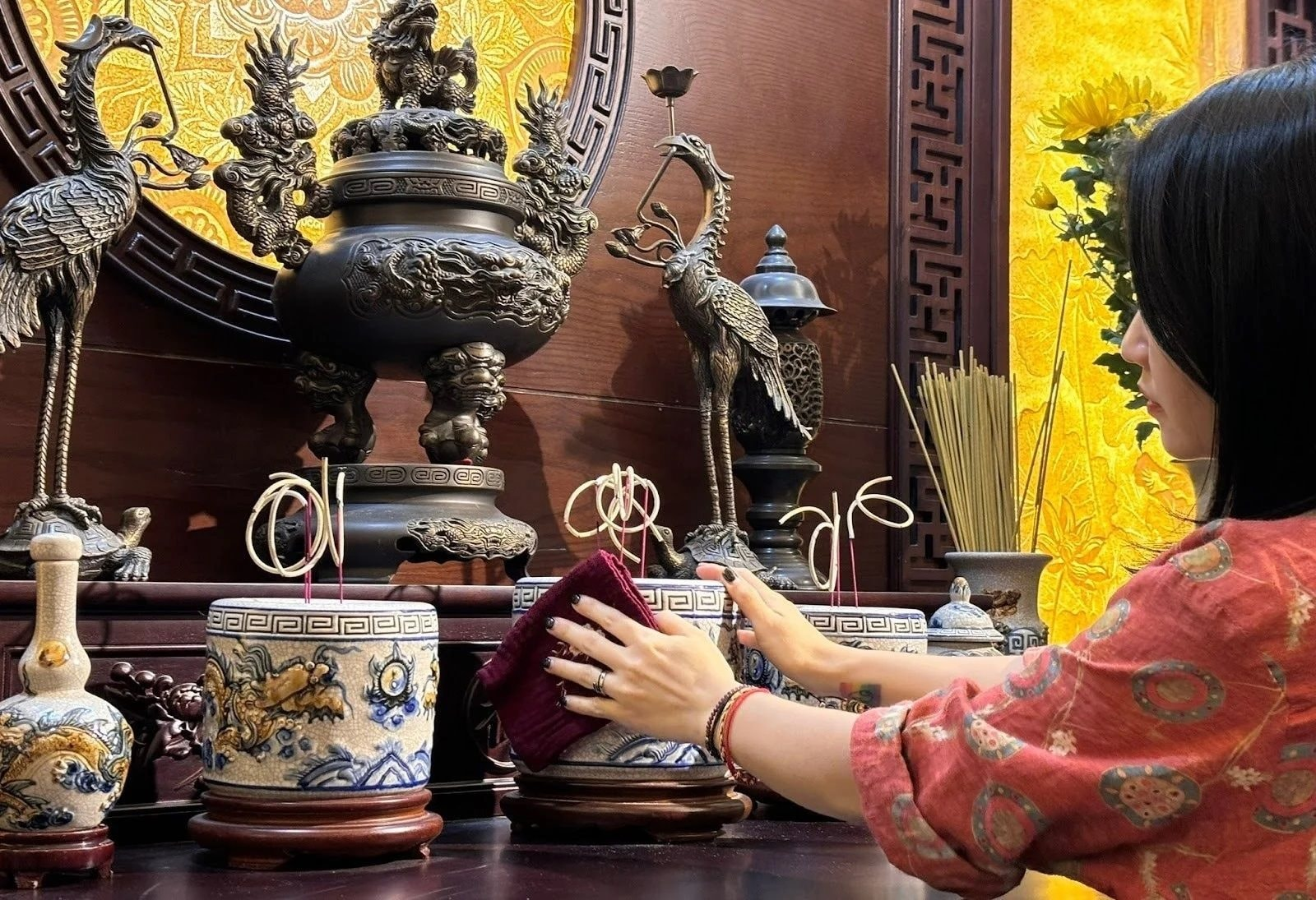 Dịp cuối năm là thời điểm các gia đình thường chọn để bao sái bàn thờ trước khi sang năm mới 