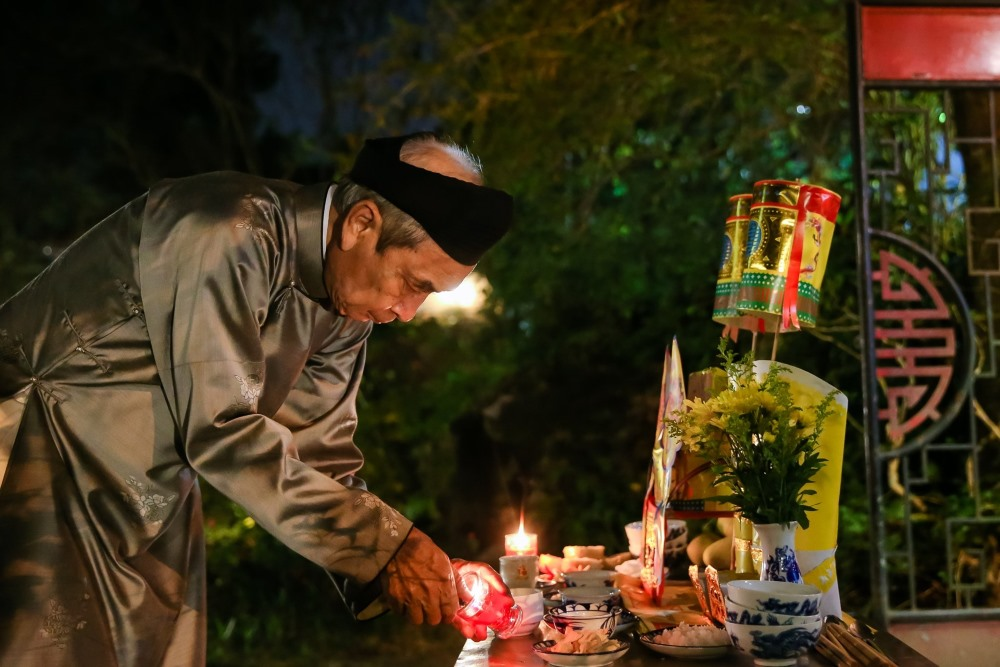 Gia chủ nên chuẩn bị mâm lễ cúng đầy đủ và gọn gàng, thể hiện sự thành tâm của gia đình