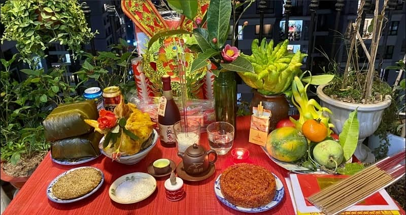 Lễ cúng giao thừa ngoài trời là một trong những nghi lễ quan trọng nhất đánh dấu thời khắc chuyển giao từ năm cũ sang năm mới 