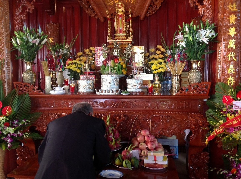 Gia chủ nên ăn mặc chỉnh tề và thể hiện thái độ thành kính khi đọc văn khấn gia tiên