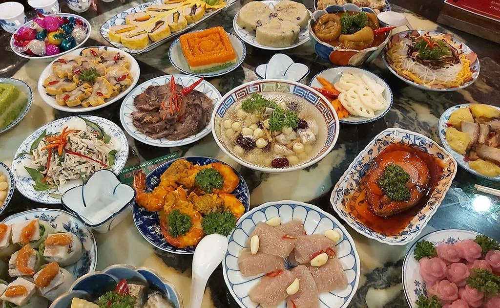 Mâm cúng đủ đầy thể hiện sự kính trọng và biết ơn của gia chủ với thần linh, tổ tiên 