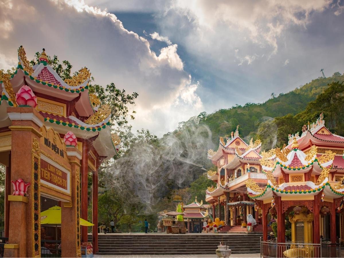 Núi Bà Đen với độ cao 986 m, là ngọn núi cao nhất Nam Bộ tạo nên khung cảnh thiên nhiên hùng vĩ bao quanh cổ tự này. (Nguồn: Sưu tầm)