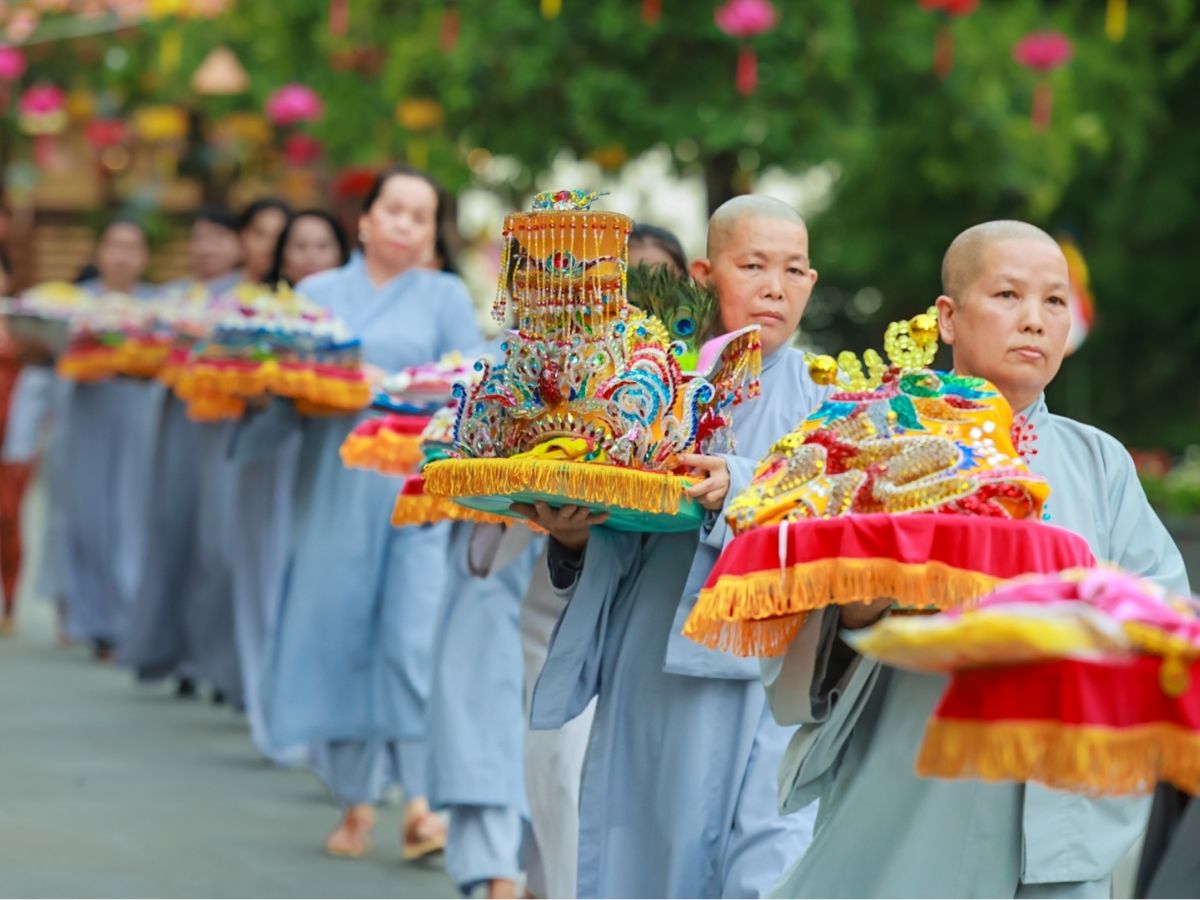 Lễ hội Vía Bà Linh Sơn Thánh Mẫu diễn ra hàng năm từ ngày mùng 3 đến mùng 6 tháng 5 âm lịch.
