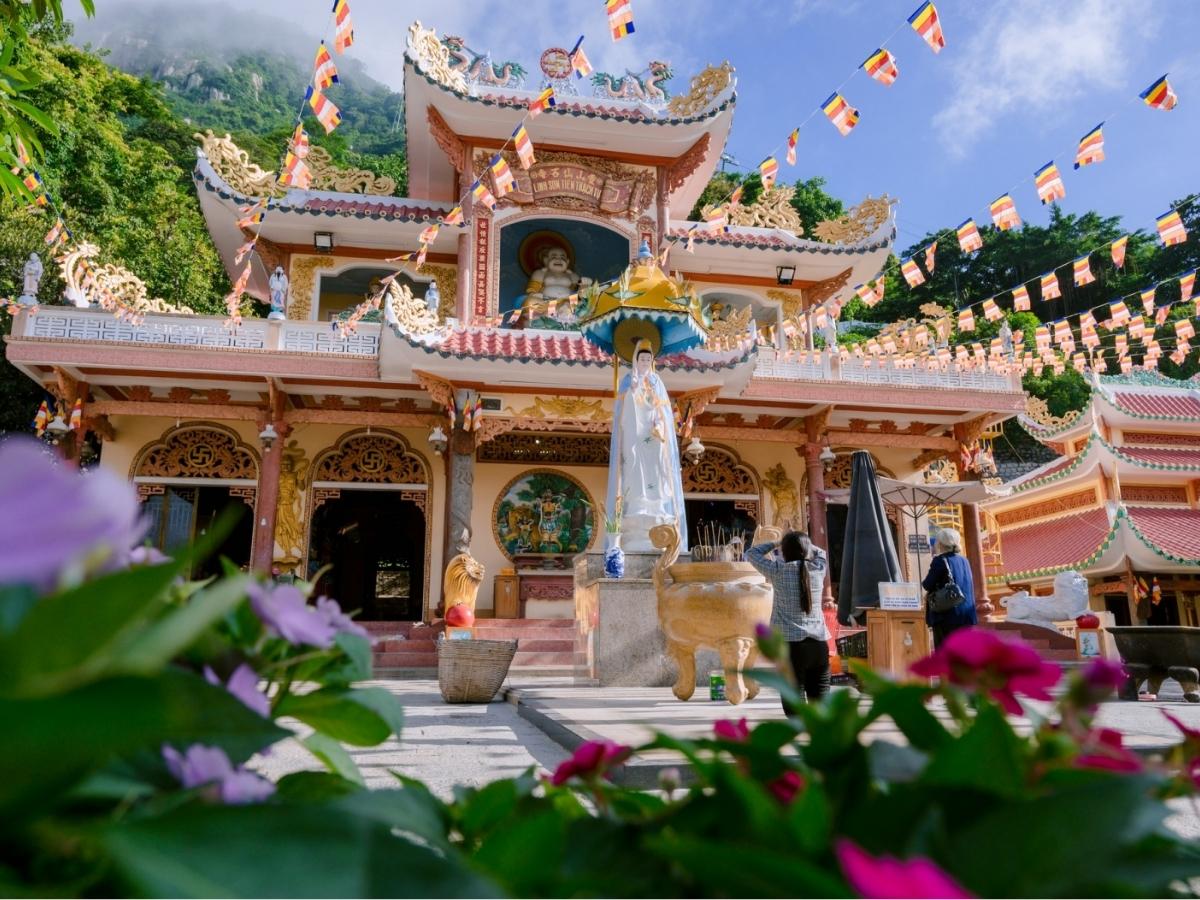 Với tổng diện tích hơn 210m², Chùa Linh Sơn Tiên Thạch Tự (chùa Bà) gây ấn tượng bởi lối kiến trúc hài hòa.