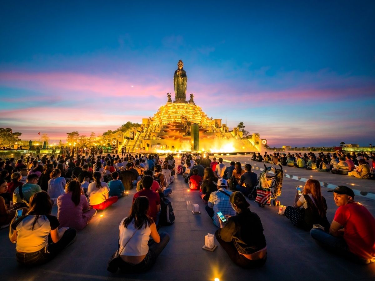 Lễ vía Bà được tổ chức vào ngày 23 tháng 11 âm lịch hàng năm, thu hút lượng lớn khách hành hương từ khắp nơi.