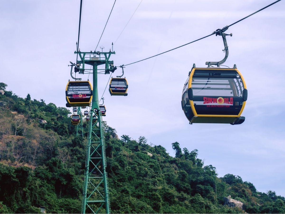 Cáp treo Sun World Ba Den Mountain mang đến lựa chọn tiện lợi, phù hợp cho mọi lứa tuổi.