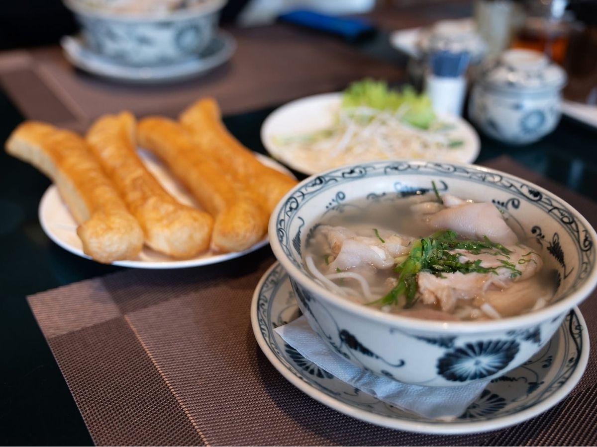 Đến trưa du khách có thể nghỉ ngơi và dùng bữa với các món đặc sản Tây Ninh.