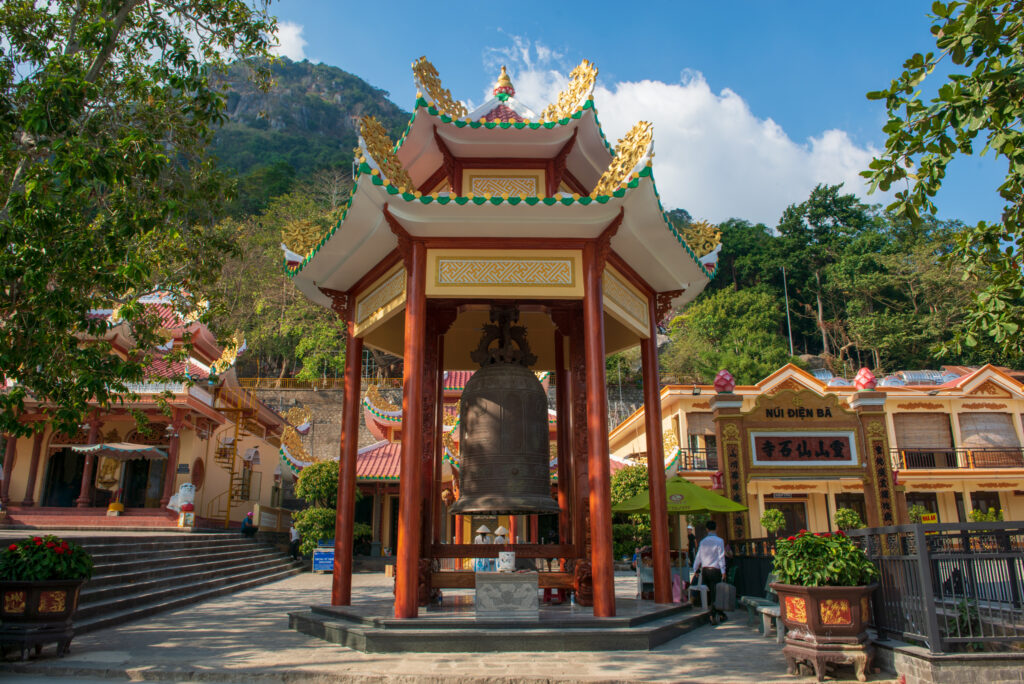 Đại Hồng Chung được đặt tại chùa Linh Sơn Tiên Thạch tự. 