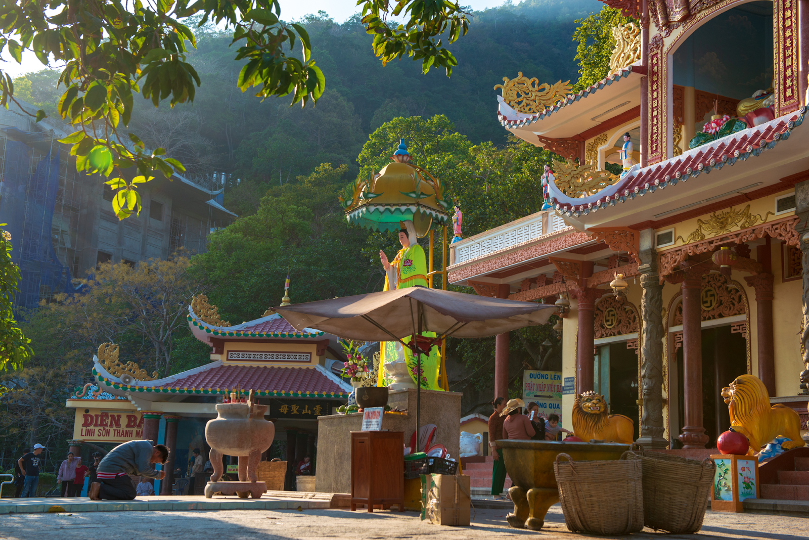 Các cột đá là một trong những điểm nổi bật của công trình. 