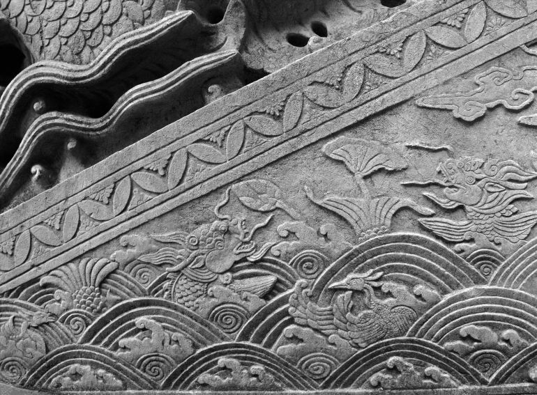 Nghệ thuật điêu khắc rồng thường xuất hiện tại các ngôi chùa, đền tại Việt Nam. 