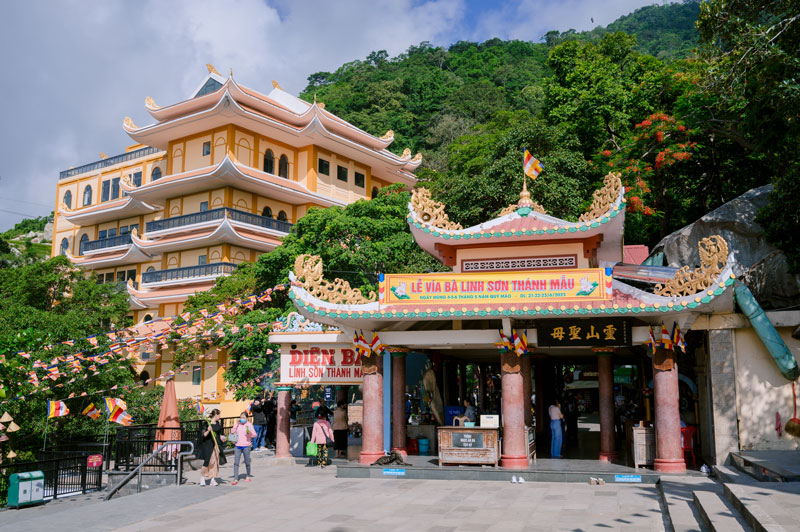 Mái động tại Điện Bà được điêu khắc tinh xảo. 