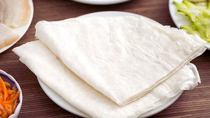 Du khách có thể trải nghiệm bánh tráng phơi sương trên đỉnh núi Bà Đen. 