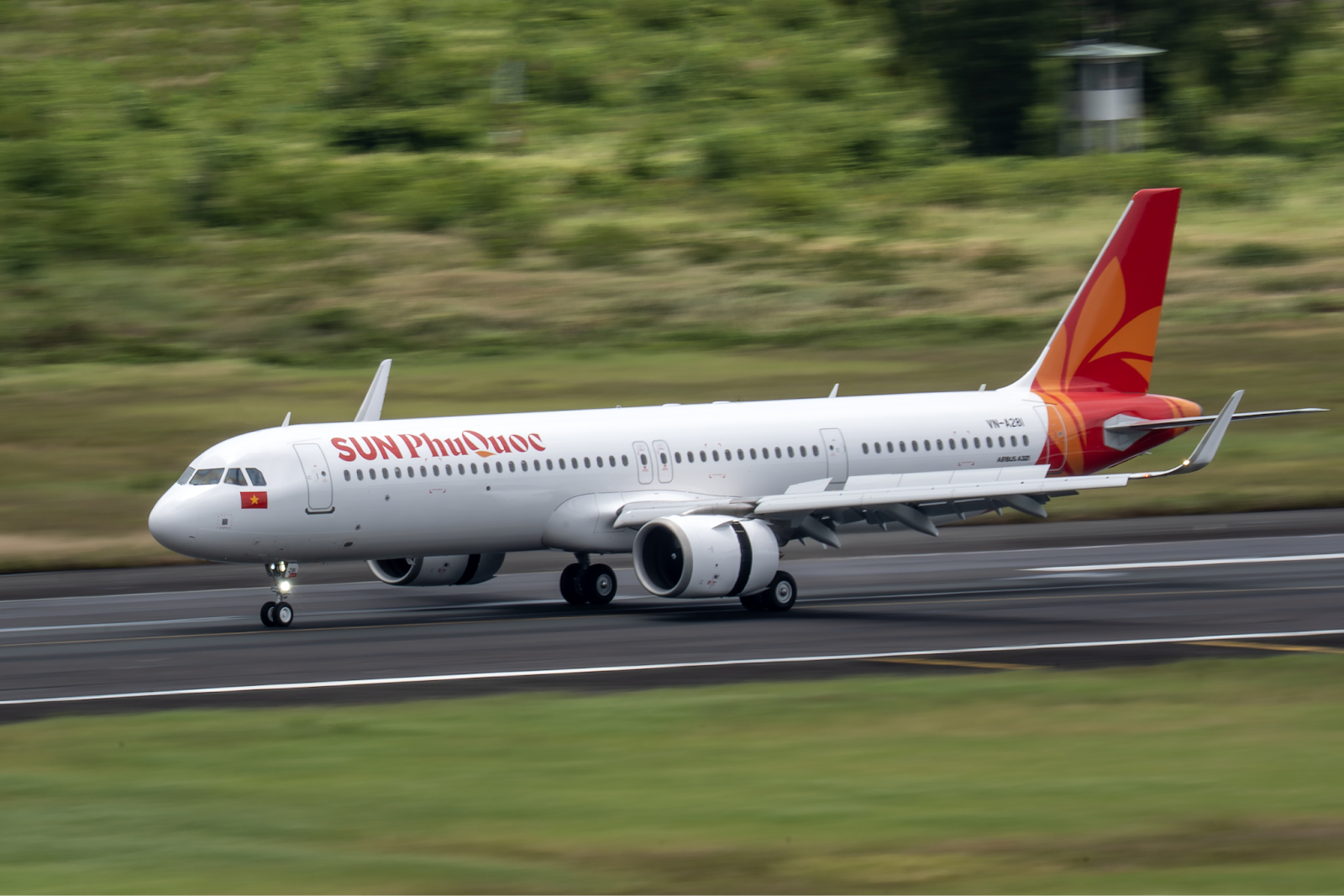 Đường hàng không là sự lựa chọn hợp lý cho du khách từ miền Bắc và miền Trung. 