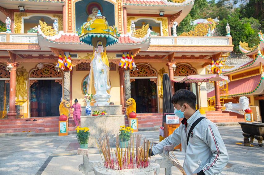 Vào các dịp như đầu xuân, du khách thường đến thắp hương chùa Hang. 