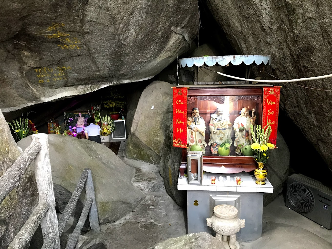 Hang đá bên trong ngôi chùa. 