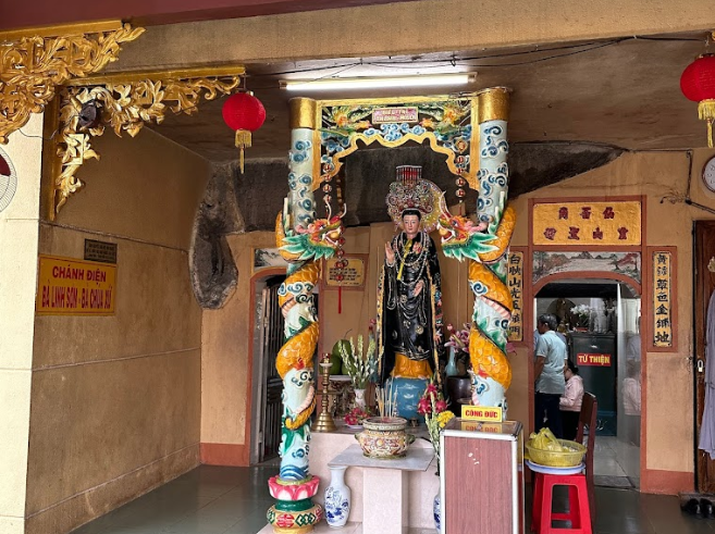 Chùa Hang đóng vai trò lớn trong du lịch tâm linh Tây Ninh. 