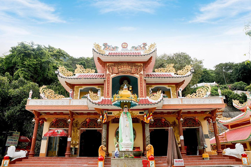 Khám phá chùa Bà nổi tiếng. 