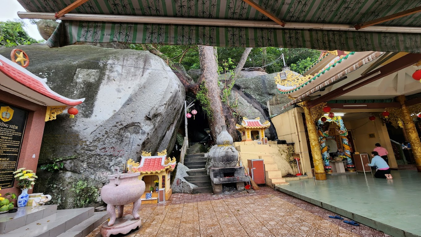 Khu vực không gian bên trong ngôi chùa. 