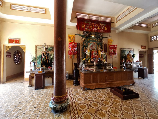 Không gian bên trong ngôi chùa. 