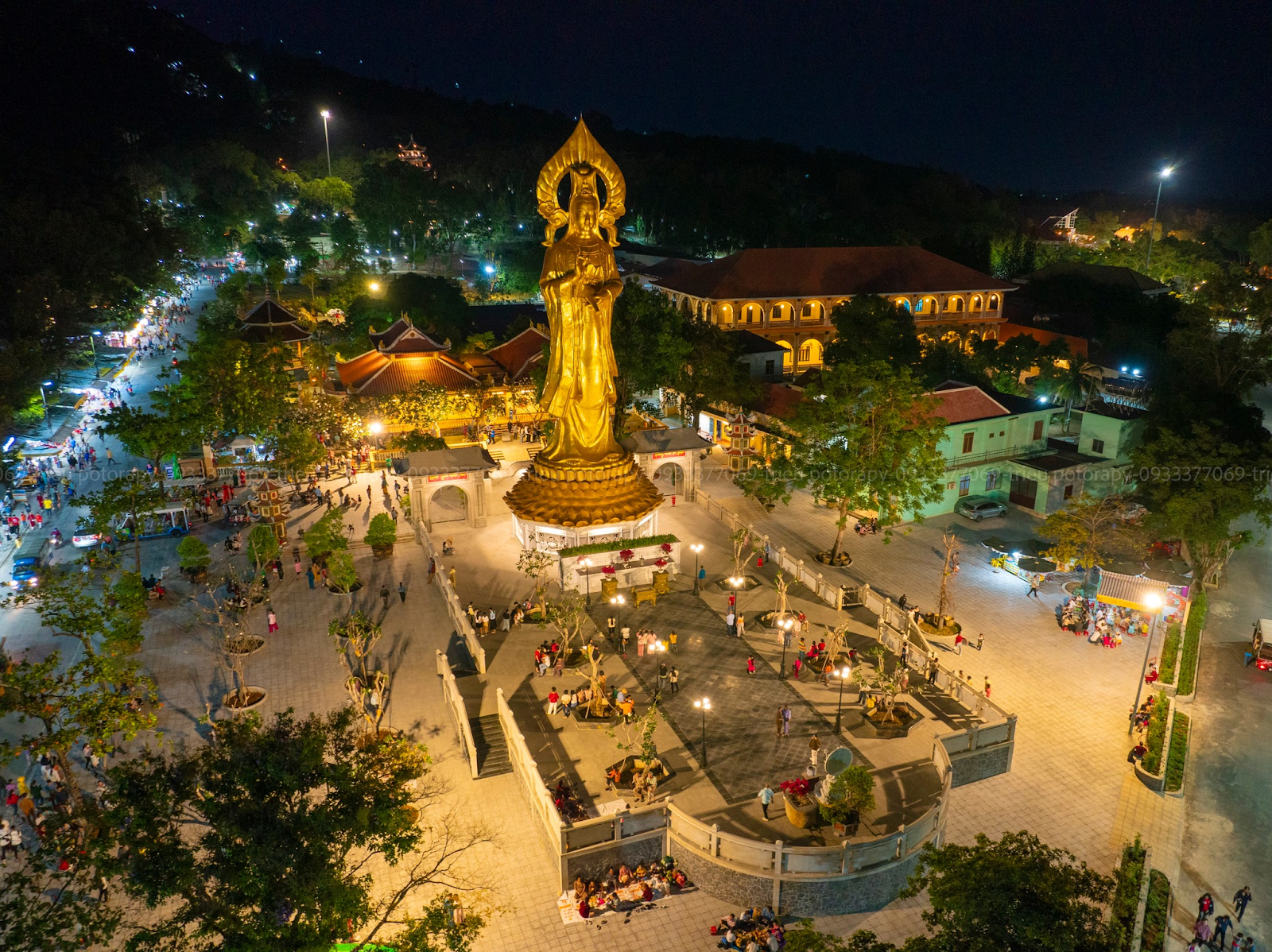 Hình ảnh ngôi chùa từ trên cao. 