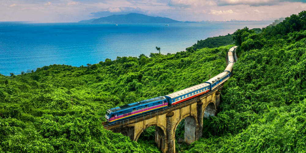 Tàu hỏa Bắc-Nam mang đến hành trình xuyên Việt với nhiều cảnh quan hùng vĩ. 