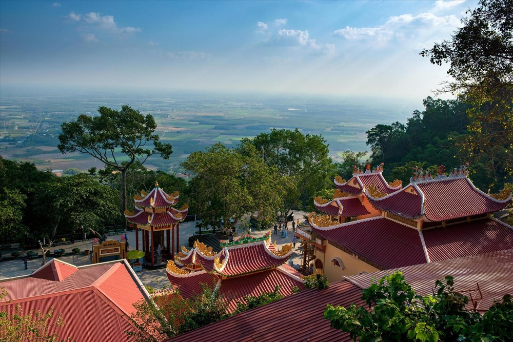 Núi Bà Đen là một trong những địa điểm du lịch nổi tiếng tại Tây Ninh. 