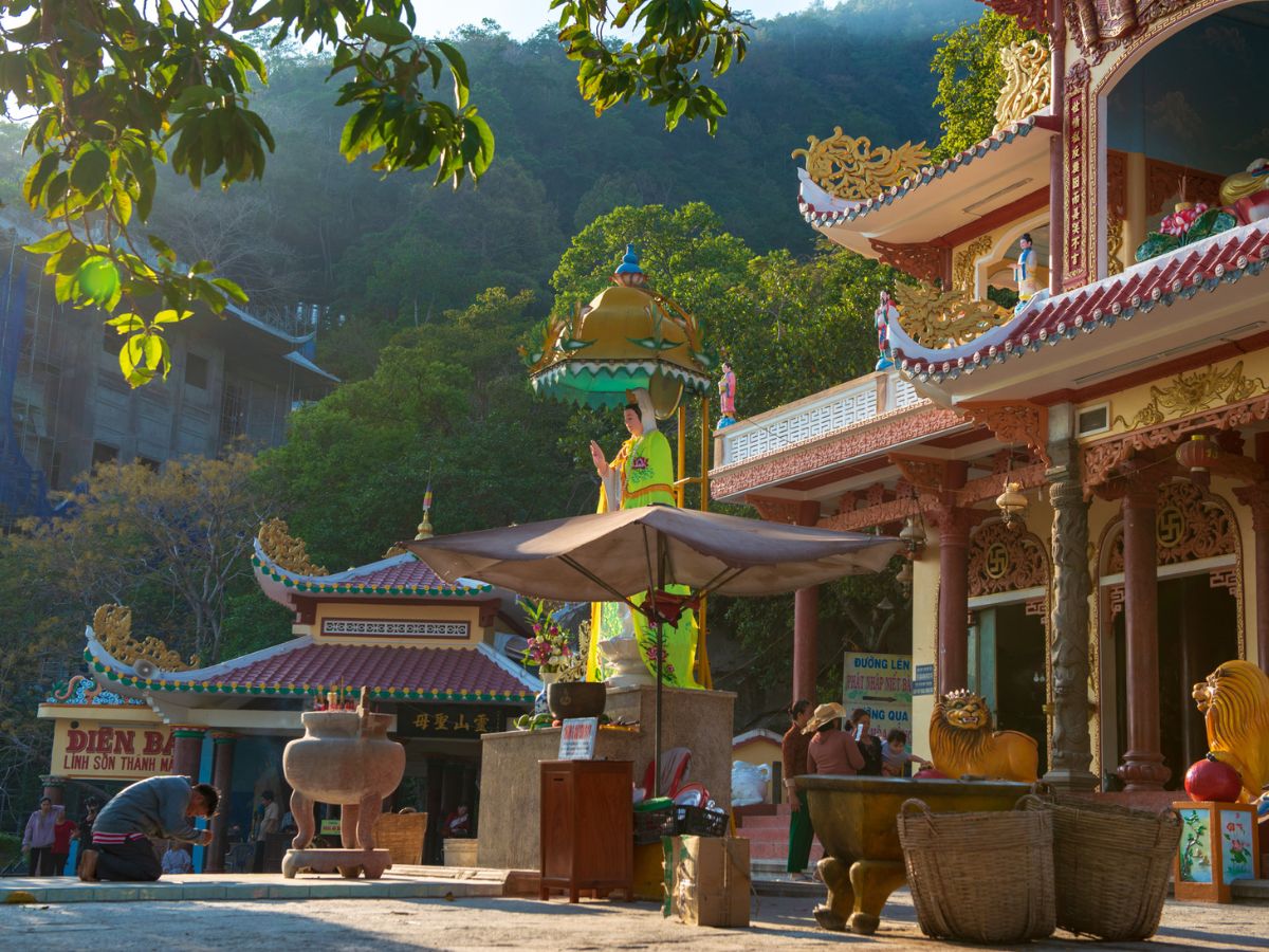 Linh Sơn Tiên Thạch Tự điểm tựa tâm linh cho khởi đầu năm mới.