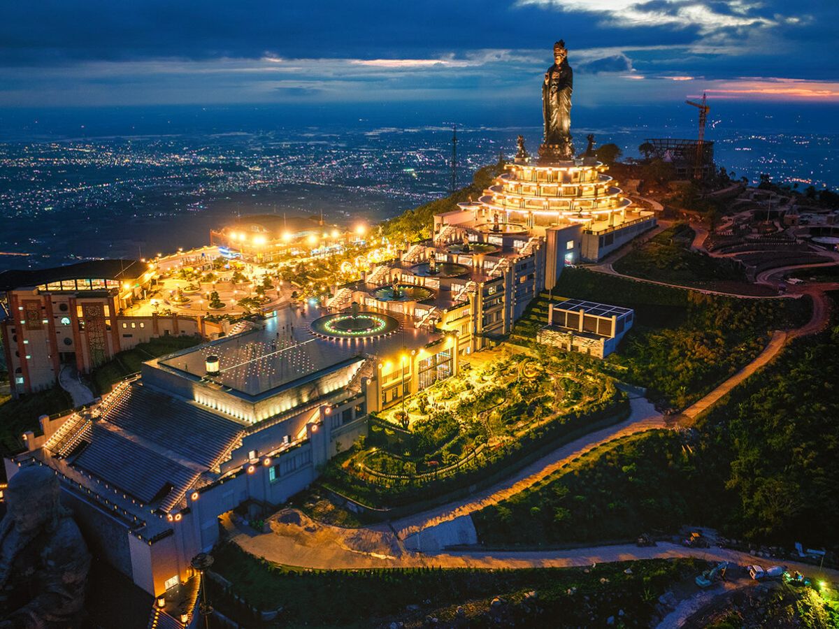 Trong chuyến hành hương núi Bà Đen dịp Tết, du khách có cơ hội trải nghiệm ẩm thực chay Tây Ninh giữa mây trời. 