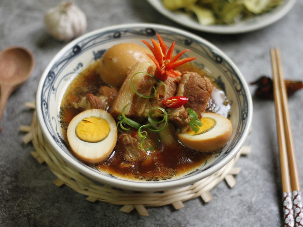 Thịt kho tàu là món ăn quen thuộc trên mâm cổ Tết miền Nam.