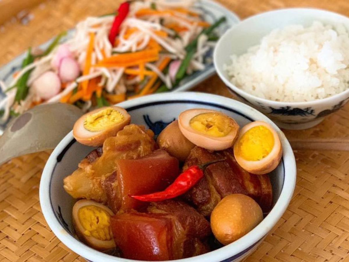 Thịt kho tàu và củ kiệu muối làm cân bằng cho mâm cơm Tết Nam.