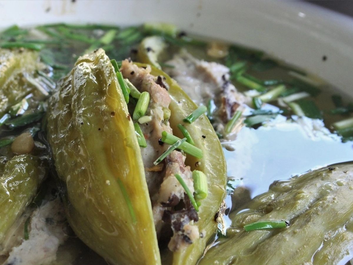 Canh khổ qua nhồi thịt quen thuộc trên mâm cơm Tết miền Nam.