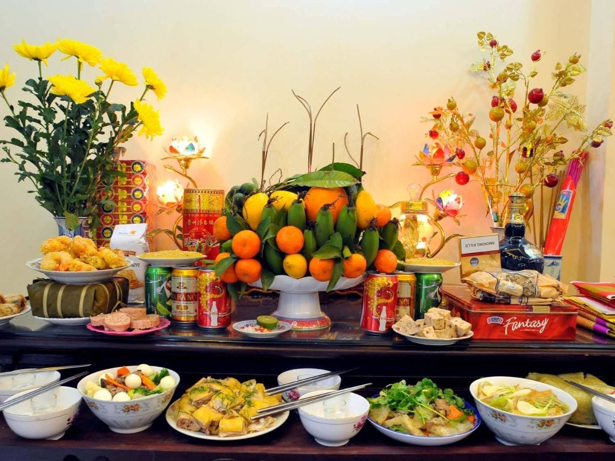 Mâm cổ cúng tổ tiên đầy đủ món chay mặn cân bằng.